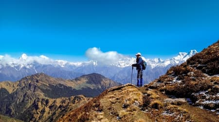 Een trekker in de bergen tijdens de beste tijd om te trekken in Nepal